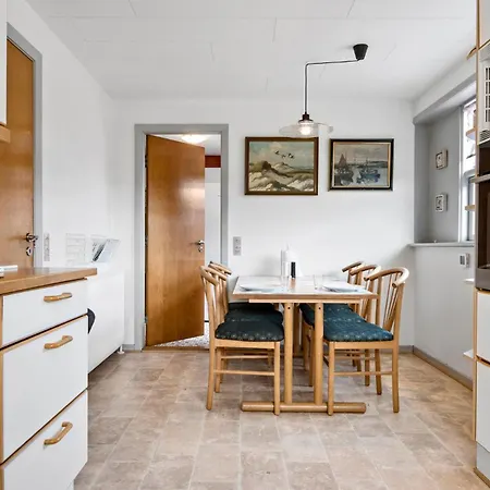 4 Bedroom Gorgeous In Casa de Férias *