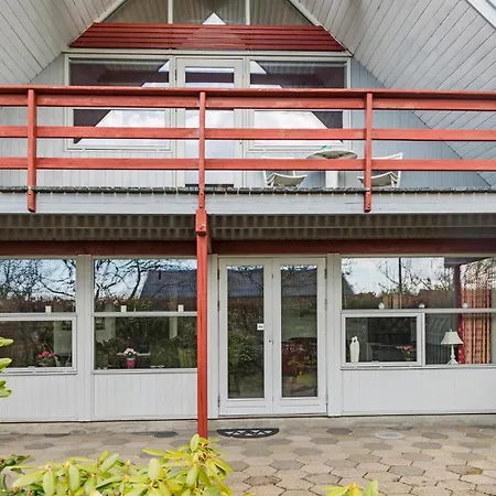 4 Bedroom Gorgeous In Casa de Férias *